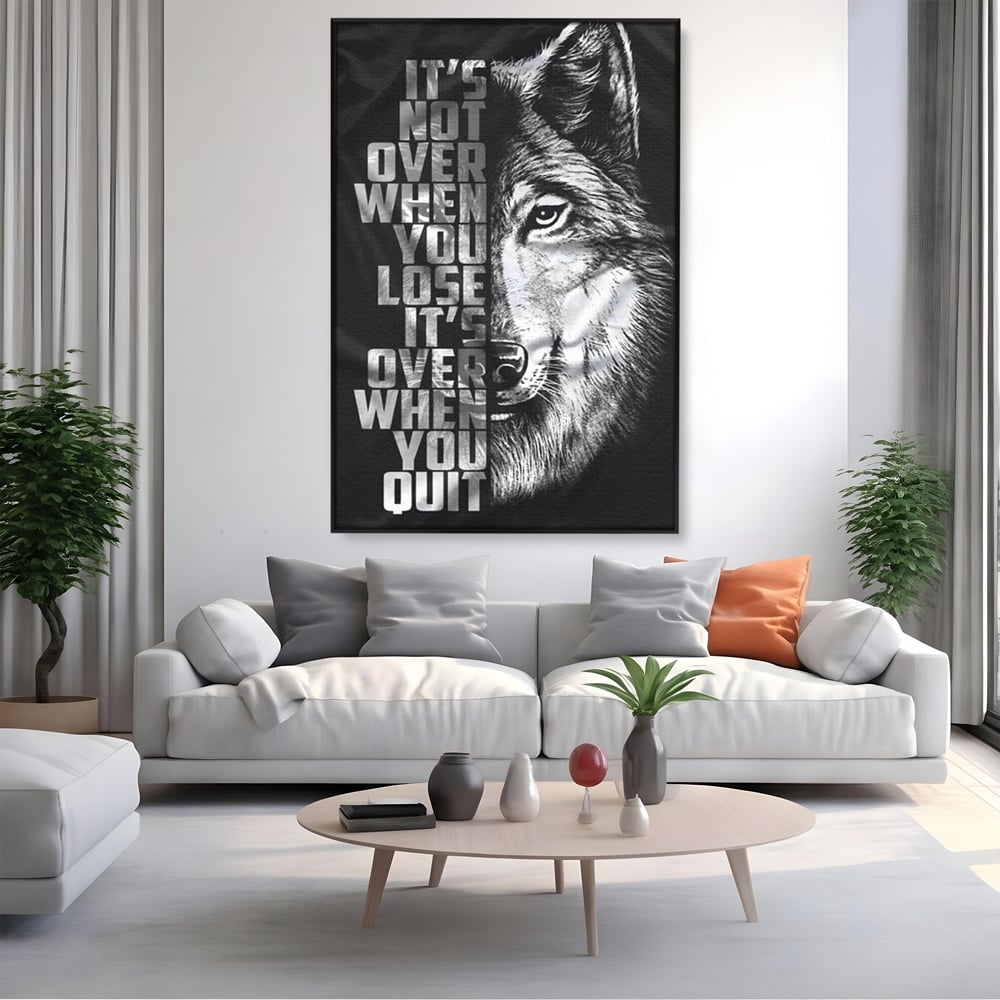 Tablou canvas cu tablou canvas cu lup si mesaj, in rama de aluminiu negru, pe perete intr-un living